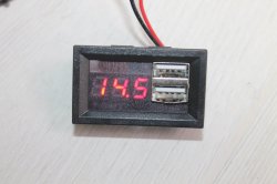 Вольтметр с зарядкой (2 гнезда USB) врезной синий/красный без индикации
