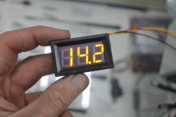 Вольтметр в корпусе. Желтый со штекером